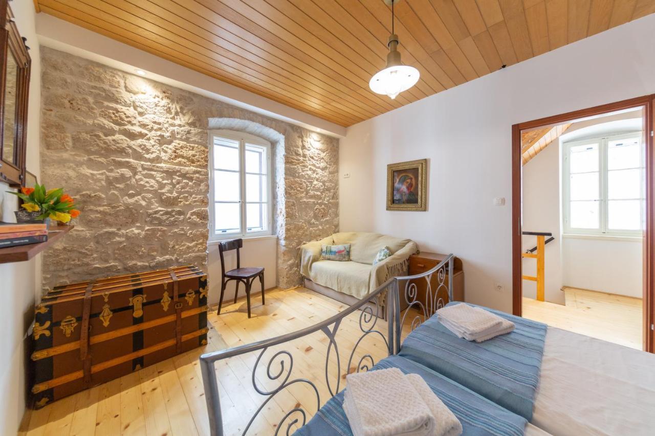 Antique Central Komiza House Nona Nika Εξωτερικό φωτογραφία