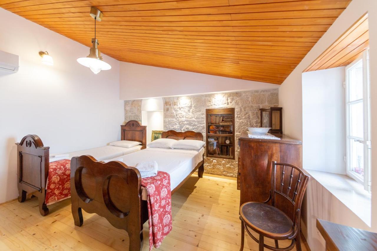 Antique Central Komiza House Nona Nika Εξωτερικό φωτογραφία